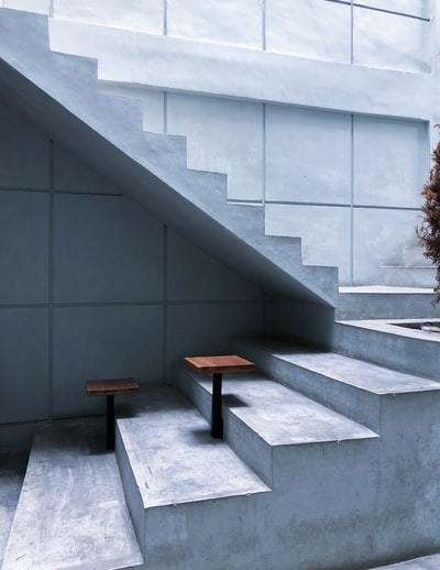 灰色混凝土楼梯上的棕色木桌